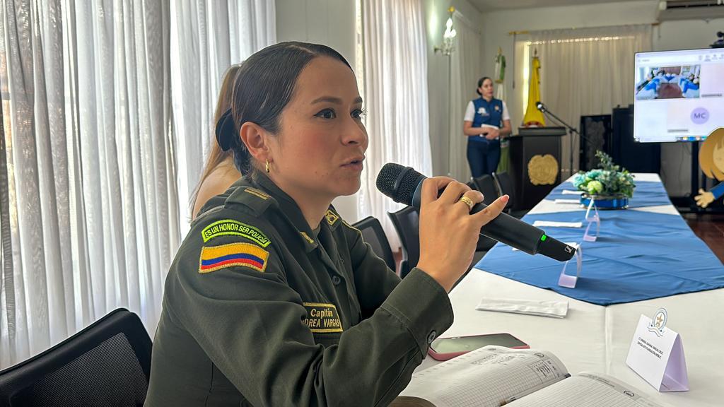AosPolicia's tweet photo. #AOSSantander, la Señora Gloriá Esmeralda Cassiani de Bello, realizó convocatoria a participar del voluntariado de Obras Sociales a las esposas de los señores oficiales de los Departamentos de Policía Santander, Magdalena Medio y Metropolitana de Bucaramanga https://t.co/GNbqCMJ2RT