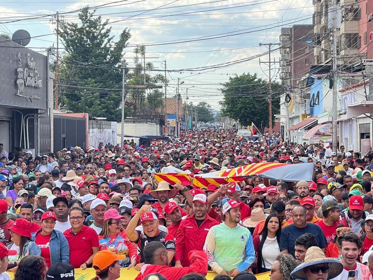🔴 MUNICIPIO IRIBARREN Pueblo marcha en defensa de la Revolución y el liderazgo del Presidente Nicolás Maduro (@NicolasMaduro) y reaviva la lucha por lo justo y por La Paz. ¡Venceremos! #FuriaBolivarianaActiva 👍 @PartidoPSUV @dcabellor @JacquelinePSUV @LuisJonasReyes