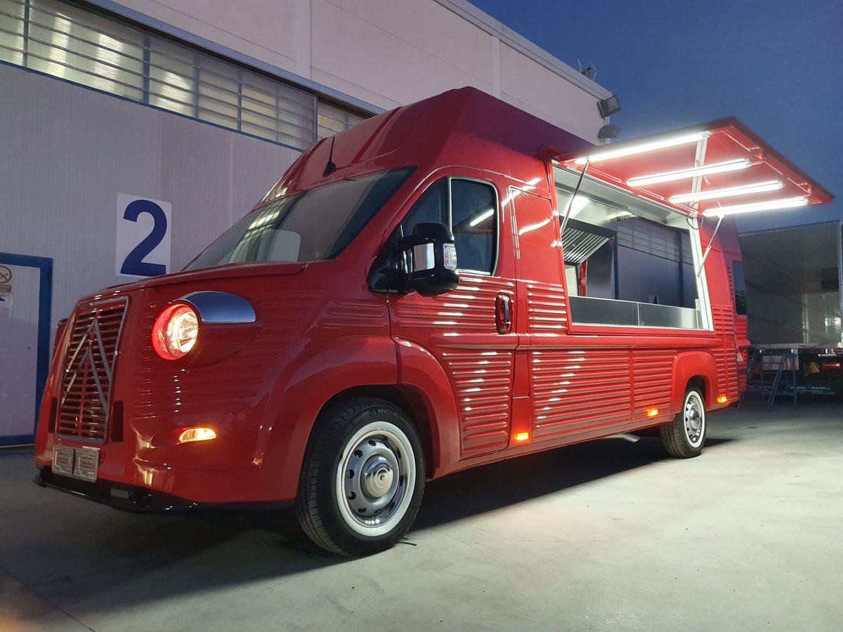 Citroën Jumper TYPE H transformada y adaptada para Food Truck. Cuenta, entre otros, con fregadero, congeladores, freidoras, grill y plancha a gas, mesa refrigerada, salida de humos con campana extractora, instalaciones de gas y eléctrica. Más info y fotos: tinyurl.com/23777xzb