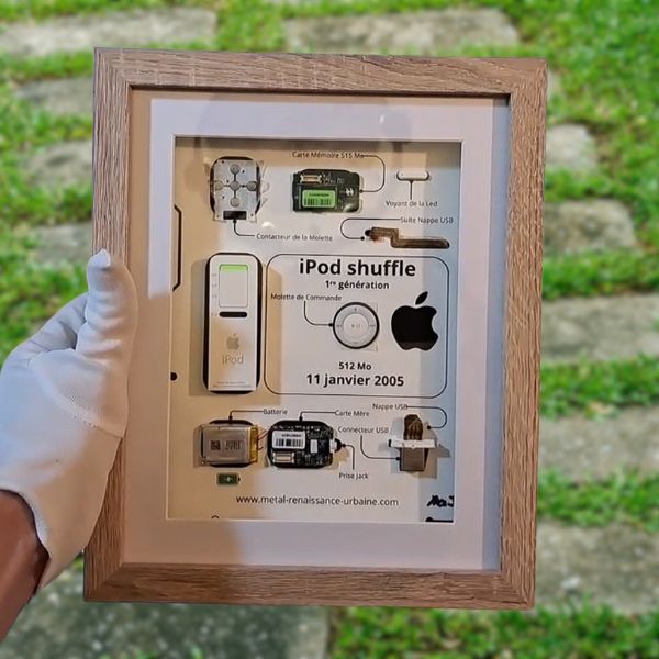 cuivreetdesign's tweet image. 🎶 Plongez dans le passé de la musique numérique avec notre vue éclatée de l'iPod 1ère génération. Un classique réinventé en œuvre d'art ! metal-renaissance-urbaine.com/cat%C3%A9gorie… Découvrez chaque composant qui a révolutionné la façon dont nous écoutons la musique. #iPodArt #TechRétro