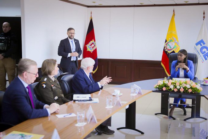 WRadioEc's tweet photo. La delegación estadounidense liderada por el Asesor Presidencial Especial para las Américas, #ChristopherDodd y la General #LauraRichardson, se reunieron con la fiscal @DianaSalazarM2 para acelerar la cooperación de EE.UU. contra las organizaciones criminales. https://t.co/Jh5fNDTxGs