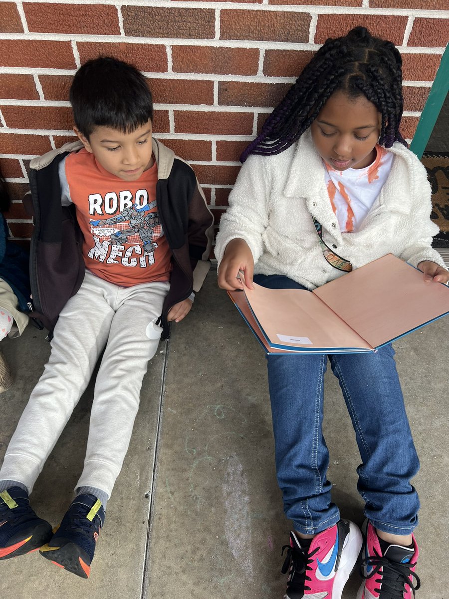 teachwrhettw's tweet photo. Loved reading with our orange house buddies to celebrate LITERACY WEEK!  @HCPSForestHills @literacyhcpsk5 https://t.co/wHhsDoOCcQ