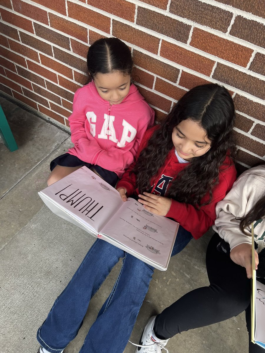 teachwrhettw's tweet photo. Loved reading with our orange house buddies to celebrate LITERACY WEEK!  @HCPSForestHills @literacyhcpsk5 https://t.co/wHhsDoOCcQ