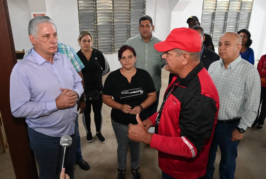 Ante el pueblo que se congregó frente a la sede del Comité Municipal del Partido, el Primer Secretario dialogó sobre las campañas difamatorias que intentan sembrar la matriz de que en #Cuba se aplica un paquete neoliberal pcc.cu/guapear-que-va…