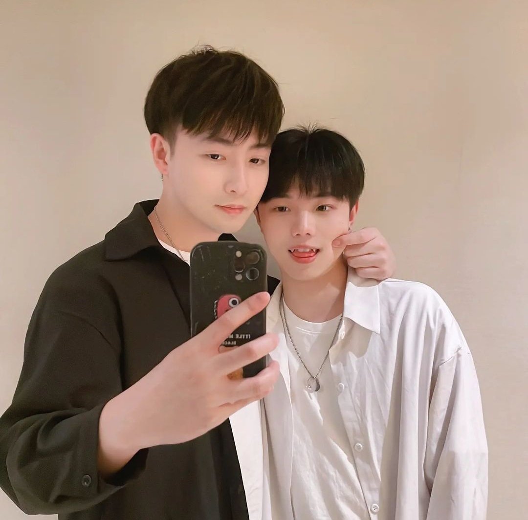 _BLNEWS's tweet photo. Youtube'da 2,3 milyon aboneye sahip Çinli çift LucasAndKibo, #Bosungjun'un ayrılık haberini verdiği videonun altına yorum yaptı!

"İnanamıyorum. Umarım bu sadece askerlik nedeniyle ayrı kalmanızdan kaynaklanan bir kaygıdır. [...] Umarım bu konuyu tekrar konuşma fırsatınız olur. + https://t.co/y9NxEDj0Sn