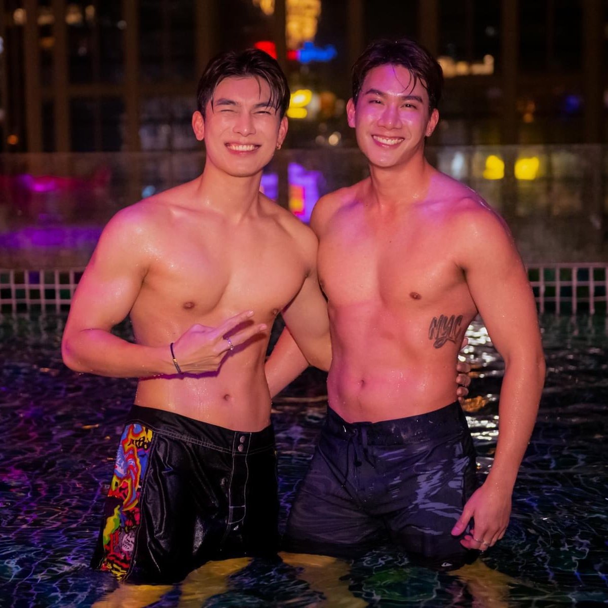 Imágenes📸

La página de Facebook de Tribe Beach Club de Bangkok publicó unas fotos de Mew y Tul disfrutando de una fiesta en la piscina