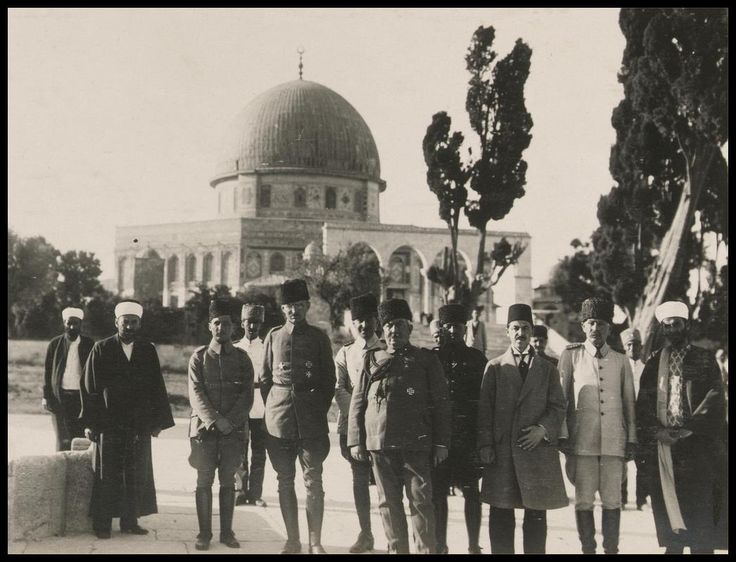 Osmanlı'nın son dönemlerinde Kudüs'ten bir fotoğraf.  
Bir gün elbet geri geleceğiz ve bu zulmü kökünden kazıyacağız!
#GazaStarving