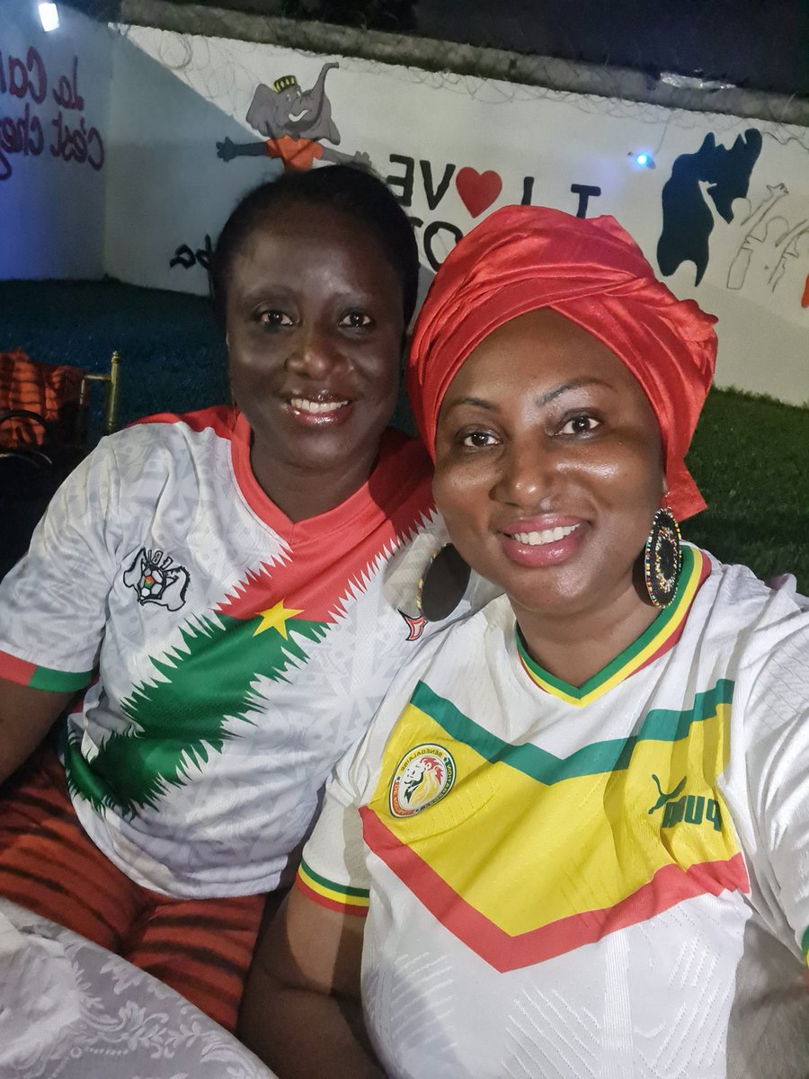 Avec ma sœur <a href="/ToureZeneb/">Zeneb Toure</a> pour soutenir le 🇧🇫 Faso autour d'un poulet Flambé. #AffairsgedeCanbyNabou  #CAN2023 #AFCON2023 <a href="/AlainDABILOUGOU/">Alain DABILOUGOU</a> <a href="/Timcoach_bf/">Timcoach</a> <a href="/LBaryum/">Bary Lassana</a>