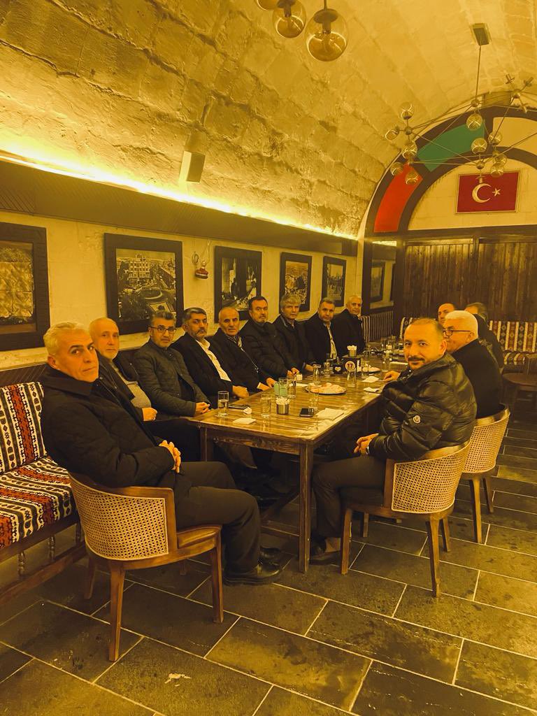 Arabanlılar Eğitim Kültür Ve Dayanışma Derneği Yönetim Kurulu olarak;
Gaziantep’teki Arabanlı Kıymetli oda Başkanlarımızla Mecidiye Handa bir araya geldik. İlçemiz ve Derneğimizle ilgili istişarelerde bulunduk ve Oda başkanlarımızın fikir, düşünce ve çözüm yolarını dinledik. Her