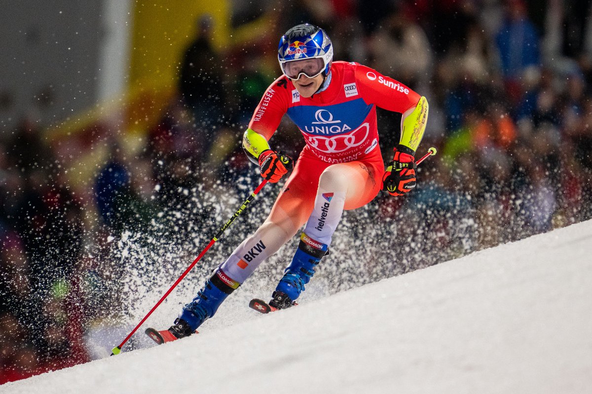swissskiteam's tweet photo. Von 11 auf 1! 🤩 Nach einem schweren Fehler im 1. Lauf schafft Marco Odermatt doch noch den Sprung aufs Podest – und wie! Er gewinnt den Riesenslalom in Schladming hauchdünn vor Manuel Feller, @loicmeillard wird Fünfter. 👏

Bild: Keystone-SDA

#swissskiteam #push https://t.co/kOOHJkB3tD