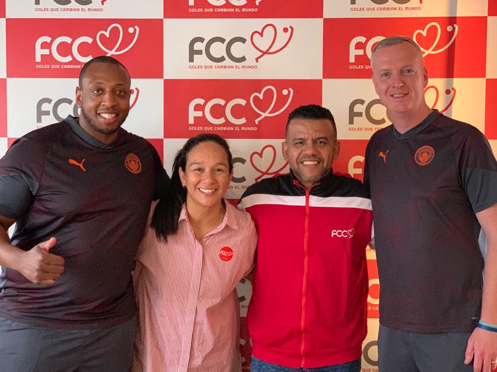 ⚽️❤️🇨🇴 los entrenadores de @ManCityES #CityzensGiving y @Xylem, Pete Bradshaw y Dior Burton, llegaron a #Barranquilla para capacitar a 40 jóvenes y entrenadores de @FCCColombia, en el cuidado del agua a través del futbol, con el programa #YoungLeaderTraining 💙💧🧵