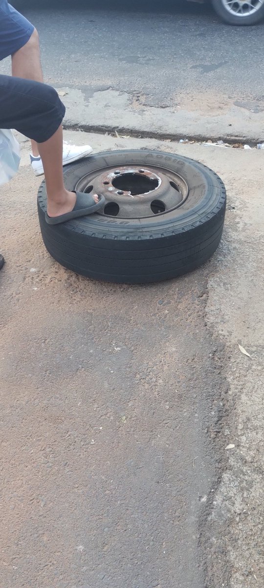 majomaca81's tweet photo. Viajar sin seguro de vida es en la línea 16. Ahora el desperfecto de turno fue una rueda fugitiva, que por el estado digamos que poco o nada de mantenimiento tuvo en bastante
 tiempo. Una bofetada para el usuario que no tiene otra opción de traslado.  @SETAMA_PY , @AsuncionMuni https://t.co/UsgdbcCt0R