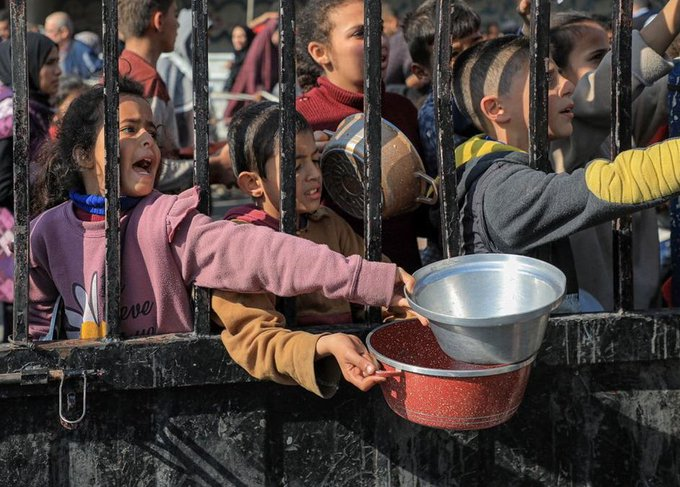 Gazze'de ki çocuklara bunu yaşatanlar, seyirci kalanlar, Allah'ın gazabından kurtulamaz...
#GazaStarving