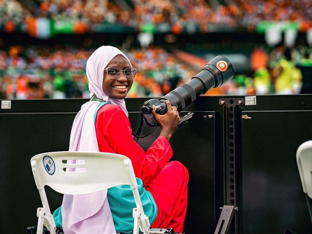 Thread (Please read to the end and let’s support Baldezz): 

Hello loves! I am sure we have all seen the remarkable work of <a href="/SarjoBaldeh14/">Baldezz</a>. Not only has she taken incredible photos during #AFCON games, she has defied odds and raised the Gambian flag. 1/4