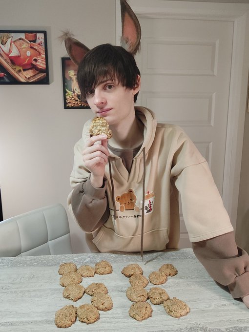 Thanks for 5k followers everyone ^-^ ~  I never thought I would come this far 💚  This dessert is called