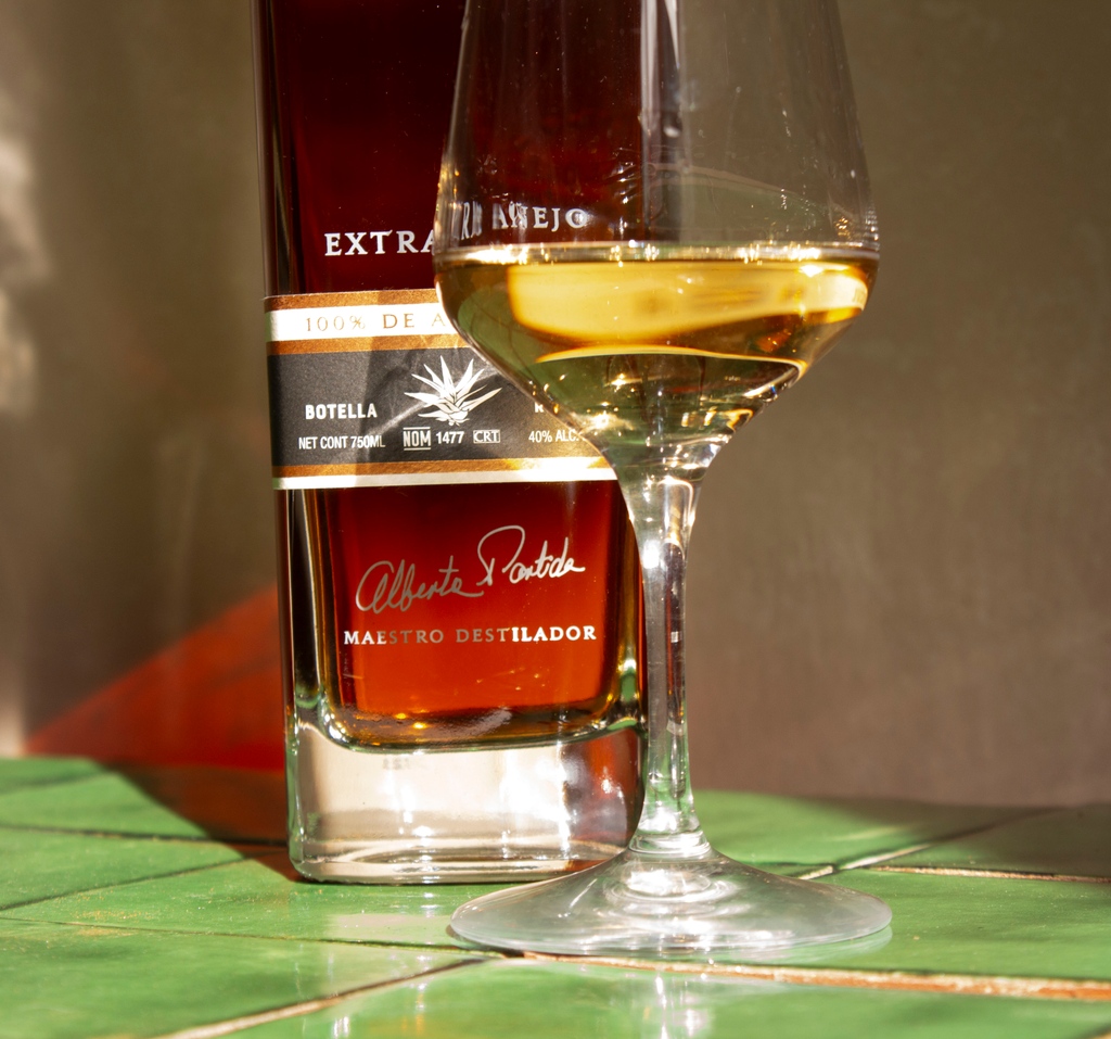 SipCompoveda's tweet image. Crafted with patience, Compoveda Extra Añejo Tequila ages for over 5 years in barrels that were former hosts to California red wines. A swift finishing touch in new, medium-charred French Oak barrels imparts a natural, 'clean' sweetness.