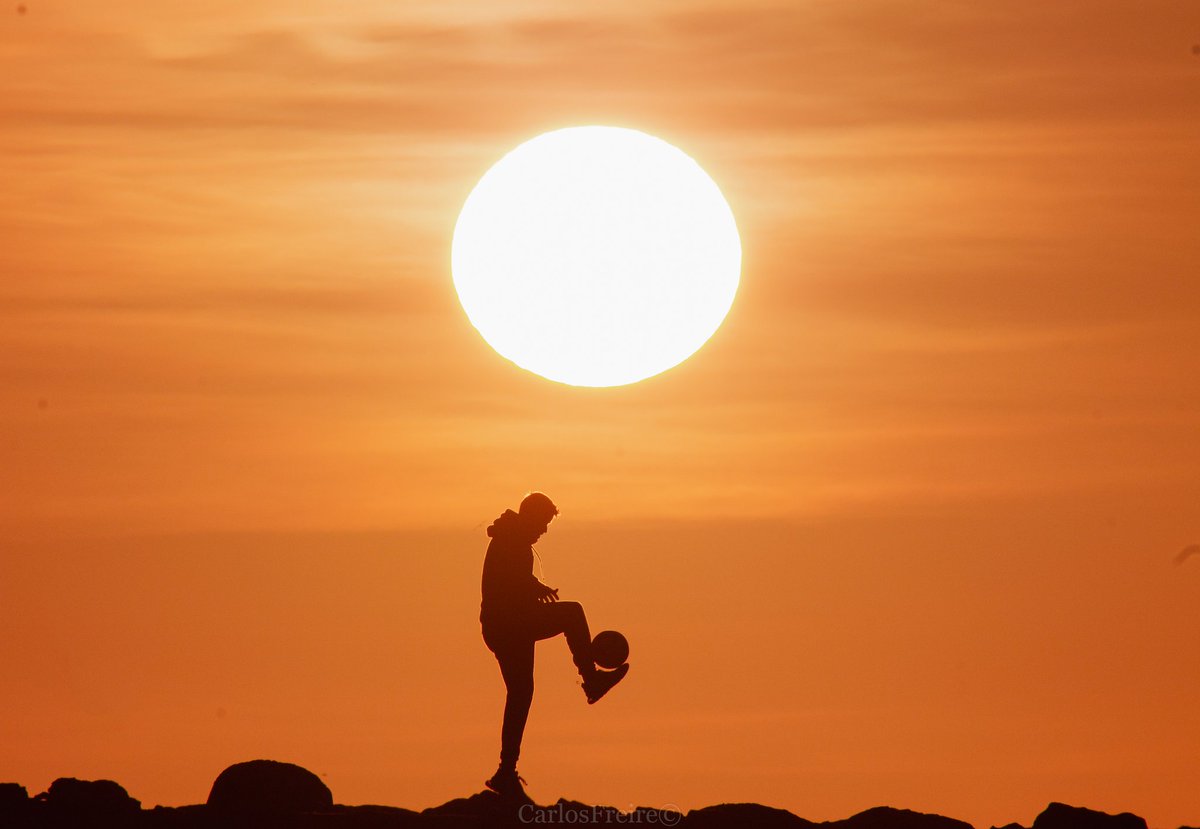 Jugando con el #Sol
en el amanecer de hoy ⚽⛹🏼