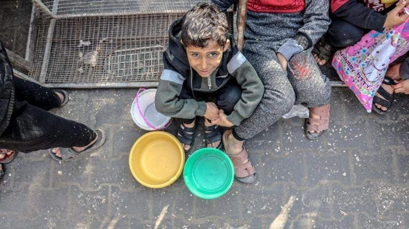 “Sınır kapısında bekleyen yardımları hareket ettiremeyecek kadar mı acizsiniz?"

#GazaStarving