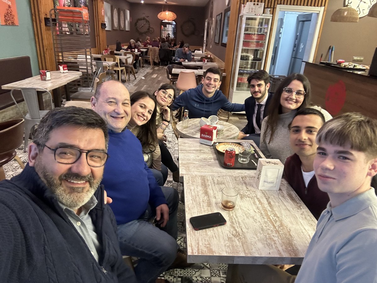 jscviladecans's tweet photo. Comencem l’any amb nous projectes i canvis!🚀 Aquesta tarda les JSC hem compartit una estona amb l’alcalde @carlosruiztwitt 💪. Comencem a treballar per a renovar l’executiva de la nostra agrupació. https://t.co/bt47qCLbmU