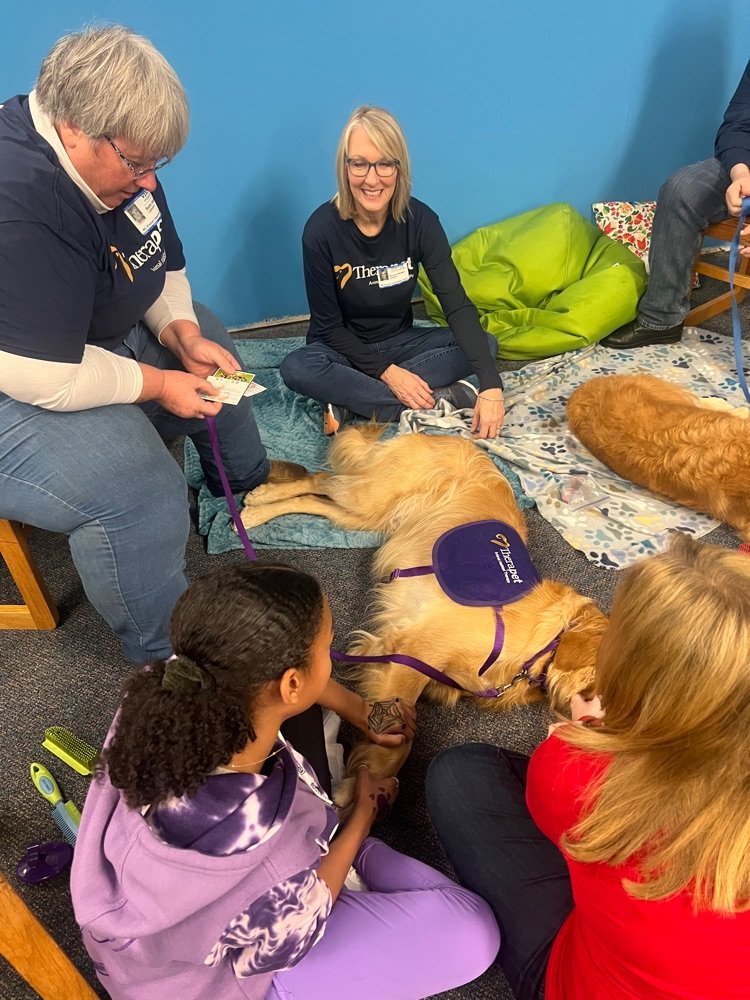 Our students had so much fun reading to our furry friends today!
Nuestros estudiantes tuvieron mucho diversión leyendo a los perros. #dogs #library