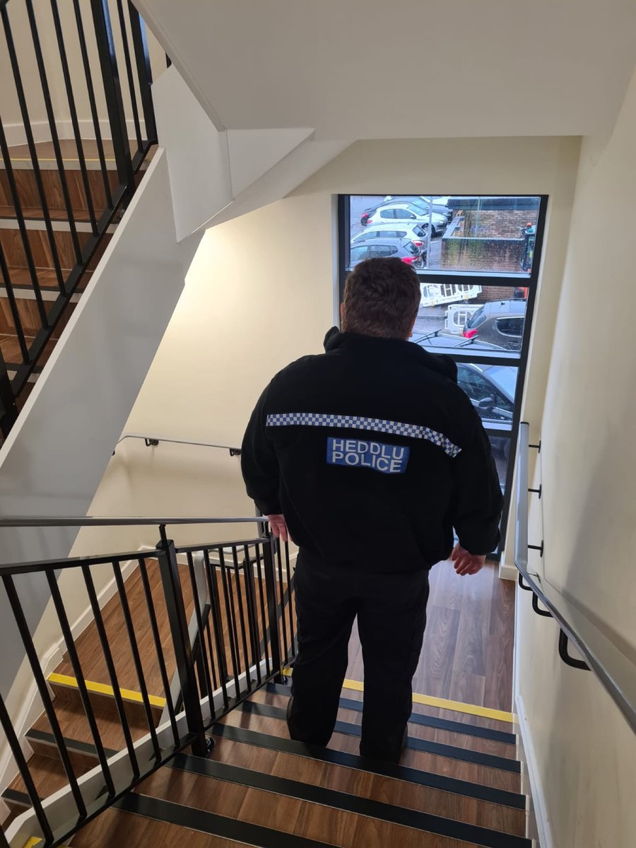 #NewportWestNPT have visited a number of properties in #Pill today with @NewportCityH after reports of anti-social behaviour in communal areas. #NeighbourhoodPolicingWeek #ProtectandReassure #CO308 #CO317