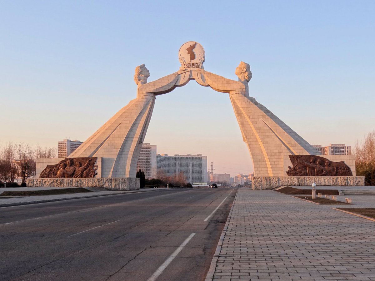 #KimJong-un scuote la stabilità regionale demolendo l'Arco della Riunificazione a #Pyongyang. La retorica bellicosa e l'abolizione della cooperazione con la #CoreadelSud aumentano le tensioni. Gli analisti avvertono di una pericolosa escalation. 🌐🚨 #CoreaDelNord