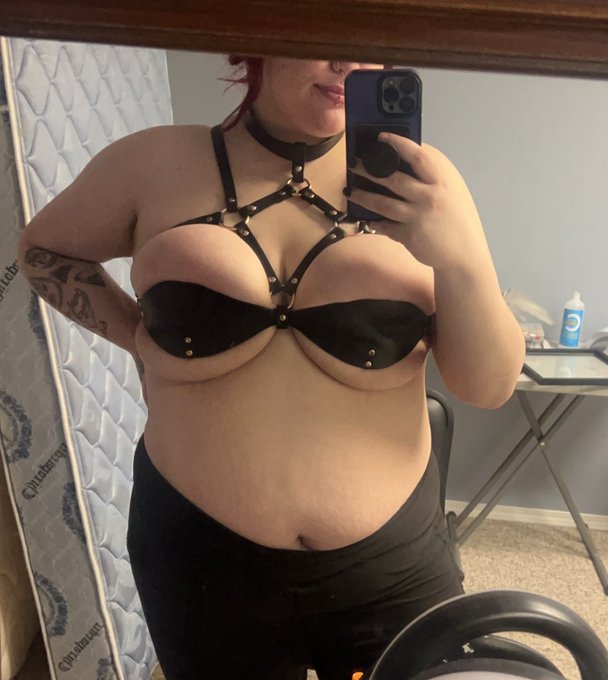 Me trying to wear anything with huge tits lol https://t.co/YhYeVJVdCS