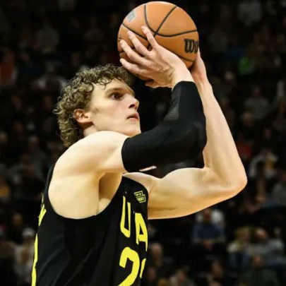 ProptheMic's tweet photo. 🏀Lauri Markkanen 3PM Ladder
🪜3+ made threes (-140)
🪜4+ made threes (+195)
🪜5+ made threes (+500)

Markkanen faces a New Orleans team tonight that, not only has he had tremendous success against from three, but that forwards in general have been crushing from three.

Over the last month, the Pelicans have allowed, by far, the most 3P attempts and makes to opposing forwards.

Lauri was 5 for 9 and 3 for 12 from three in his last 2 games vs New Orleans:

He has a 76% hit rate on 3+ 3PM on road this season compared to just 47% at home:

When he's taken at least 7 three point attempts on the road this season, he has recorded 3+ made threes in 12 of 14 games:

Shout out @bryanwolf22 for suggesting the Lauri ladder in today's live podcast chat!

Research powered by @propsdotcash & @cleantheglass