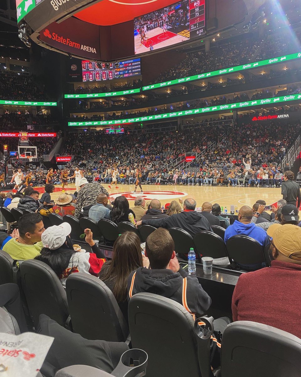 WhoYou_Cupcake's tweet photo. Game night 💋🏀 https://t.co/XuELvVk2Ie