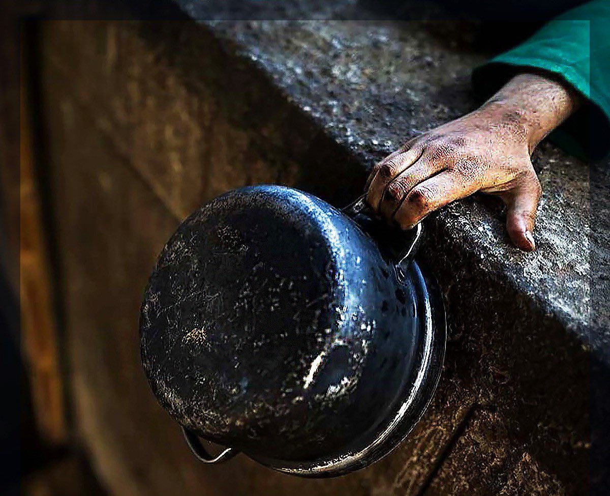 “Eskiden sadece kışlar soğuktu. 
Şimdi ise insanlar soğuk, yürekler soğuk.”

#GazaStarving