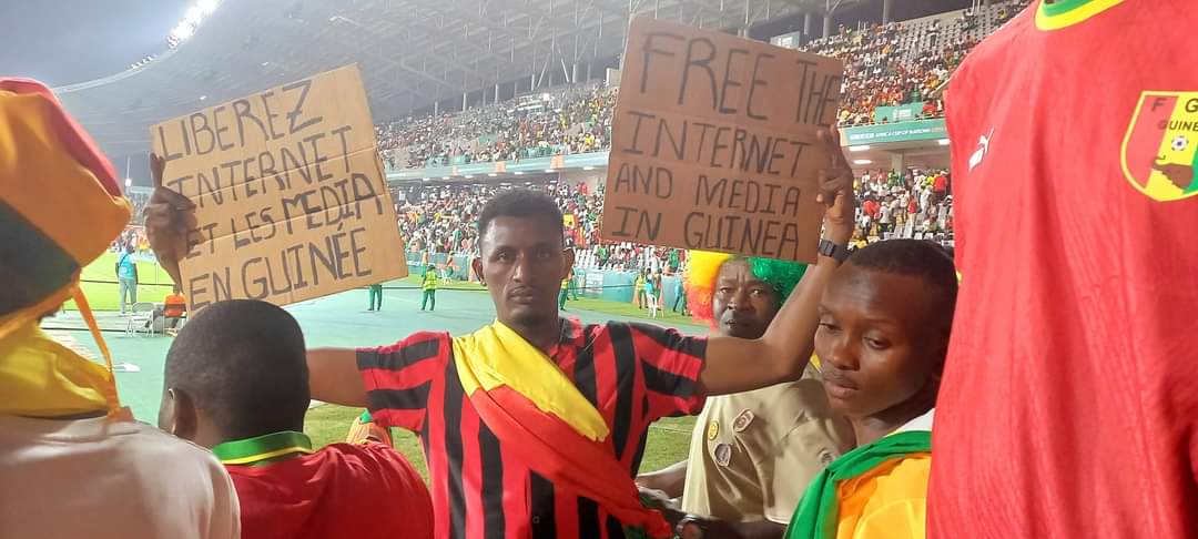 ao_sowGn's tweet photo. La #CAN2023 aussi c'est un autre lieu de réclamation pour les guinéens qui subissent la dictature de la junte au pouvoir dans notre pays. Coupure d'Internet, muselements et brouillage des ondes des médias privés.

#LiberezLesMedias #DroitALInternet #TransitionMandatMaara https://t.co/VB1HbkQBvN