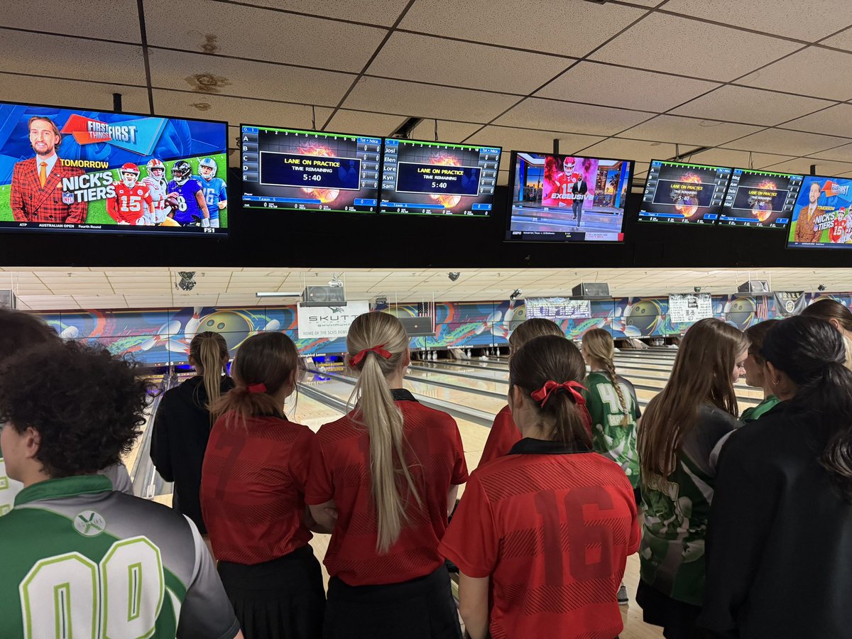 Starting warms-ups for our dual against Skutt!#nopinstanding 🎳🦌🎳