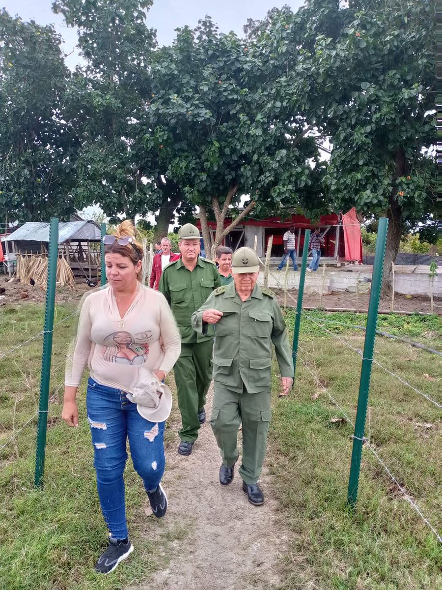 gensporcuba's tweet photo. En recorrido por #PinarDelRío, el Jefe del Estado Mayor Nacional de la Defensa Civil, General de División de la Reserva, Ramón Pardo Guerra, visita la UEB El Tigre.
#GENSPOR 🇨🇺 https://t.co/f255G7PlVY