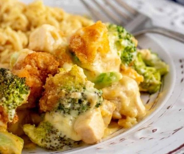 ✨ Chicken Divan with broccoli, cheese and crispy topping
#recipe kyleecooks.com/chicken-divan/