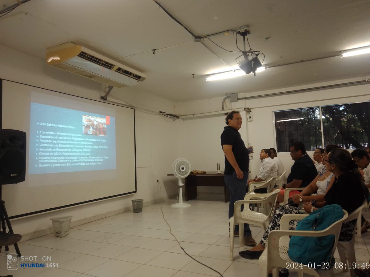 jsalandete's tweet photo. En una charla a docentes del glorioso colegio público de Cartagena, el Liceo de Bolivar, sobre Retos y oportunidades en la gestión escolar. Volví a sentir la energía positiva que me invade cuando voy a un colegio @juliandezubiria @fecode @AuroraVergaraF1 @luisgrubert @MeryMor https://t.co/ZB1bICFIeu