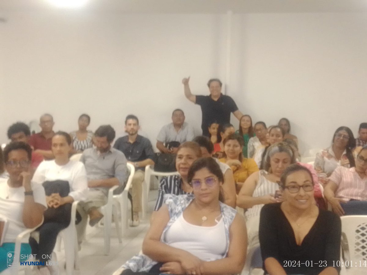 jsalandete's tweet photo. En una charla a docentes del glorioso colegio público de Cartagena, el Liceo de Bolivar, sobre Retos y oportunidades en la gestión escolar. Volví a sentir la energía positiva que me invade cuando voy a un colegio @juliandezubiria @fecode @AuroraVergaraF1 @luisgrubert @MeryMor https://t.co/ZB1bICFIeu