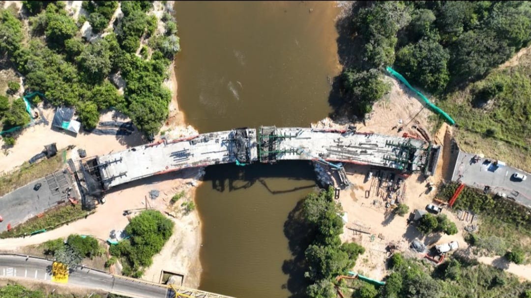 UniontMeta's tweet photo. Se hace seguimiento a la  construcción del Puente sobre el río Yucao, construcción de la superestructura mediante dovelas o voladizos sucesivos. UF 7-8
#MallaVialDelMeta https://t.co/oSRW0tGjWV