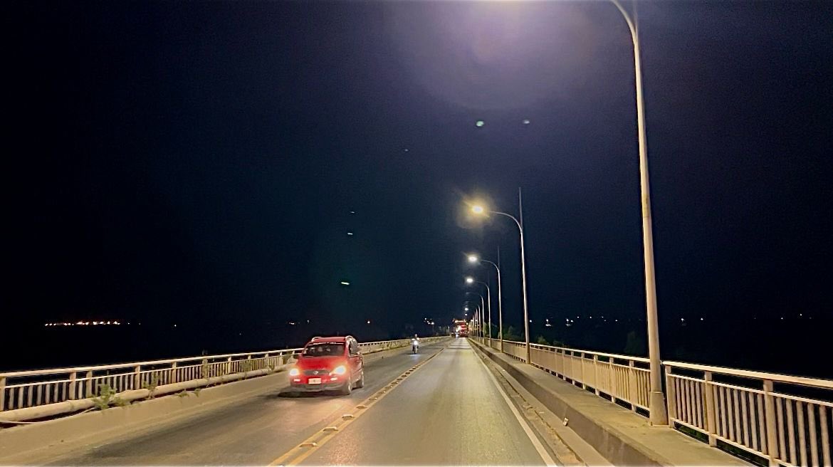 #ATENCIÓN 🚨 Trabajos en el Puente Remanso esta noche desde las 21:30 hs. Cierre parcial con apoyo de Patrulla Caminera. Continúan mañana con recapado. #MantenimientoVial #PuenteRemanso #Tráfico 🚧🛣️🚔