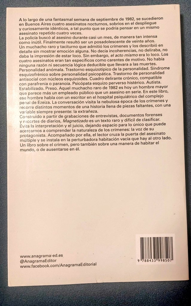 Quizás una de las razones por las que me fascina los libros de crimenes sin ficción es por como los caminos banales y extramboticos pueden llevar a una persona a querer darse un baño de sangre. El libro es dinámico, coinciso, y muy adictivo.