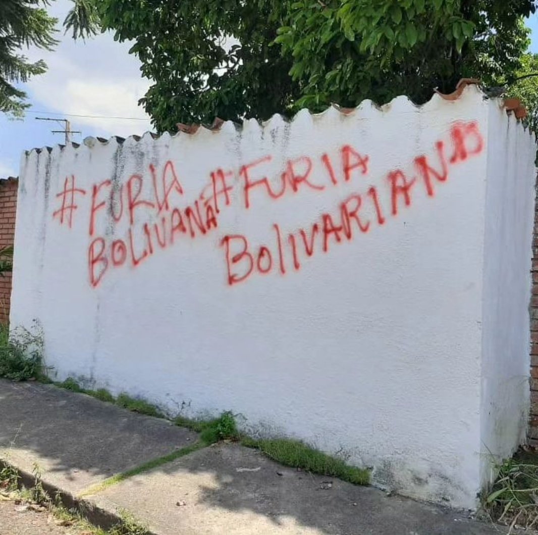 #23Ener #Tachira En la madrugada de #Hoy la sede de <a href="/CNP_Tachira/">CNP Táchira</a> fue objeto de actos vandálicos, pintaron su fachada  con fines intimidatorios. El CNP no es actor político - partidista , es una institución gremial que lucha por el derecho al ejercicio de la libertad de expresión