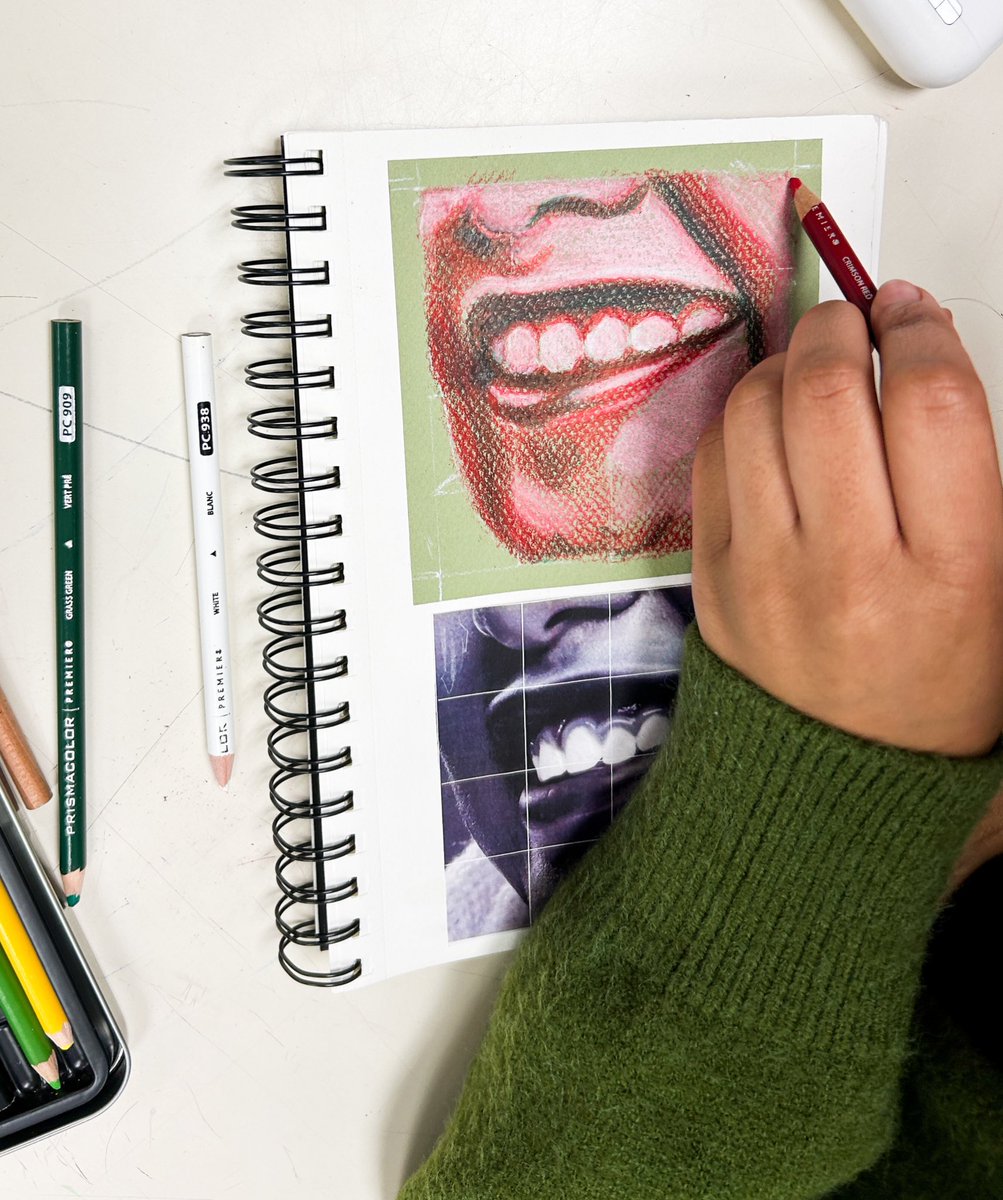 Ms_Giulia_Art's tweet image. Drawing and painting 2 students are practicing their color theory skills and learning about complementary colors! Can’t wait to see their final self portrait drawings!! 

@FirebirdTweets 

#highschoolart #drawingandpainting #complementarycolors #selfportrait #firebirdart
