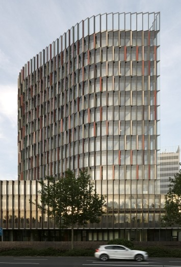 🤔 What's #PassiveCooling?

It is a way to lower the temperature of a building through the aid of nature, physics AND without using electricity.

There are many methods that go from #lowtech to #hightech. Here are some examples: