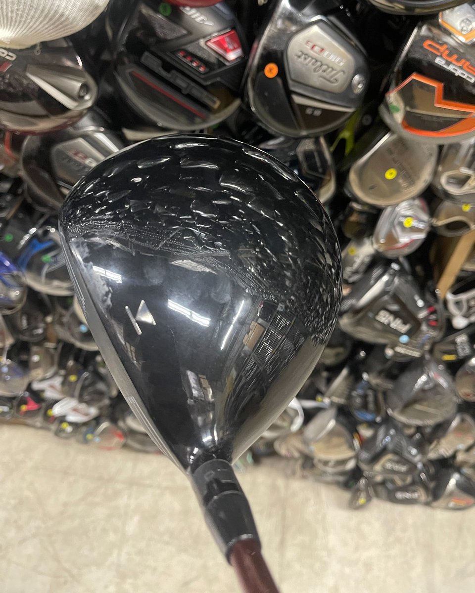2ndSwingGolf's tweet image. Take a swing back in time with this @Titleist 910 D2 Driver! Released in 2010, this club was the first Titleist driver to feature its innovative SureFit Hosel technology! ⛳️✨ bit.ly/491Z3hA 

#2ndswinggolf #TradeInTuesday #titleist
