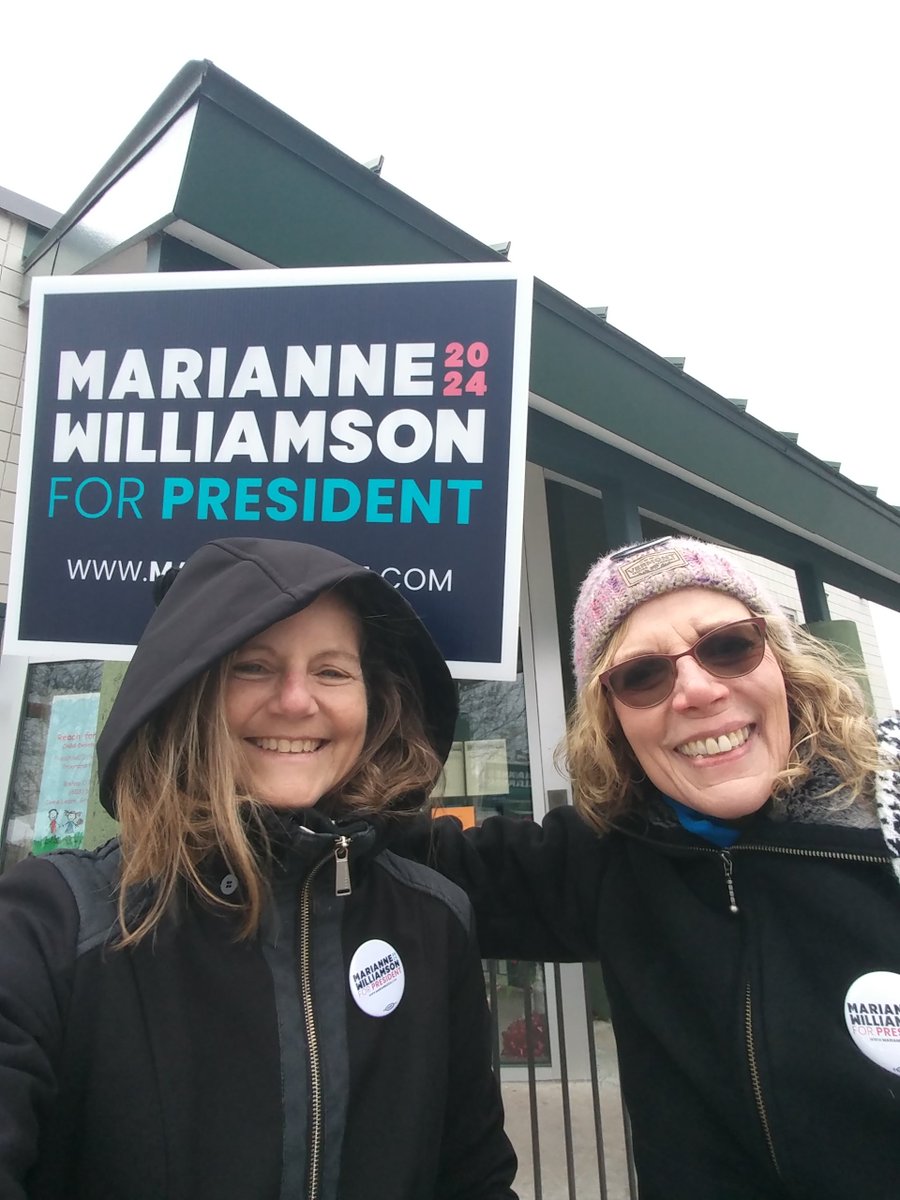 CindyNye1's tweet image. Electioneering for @marwilliamson in Manchester, NH. #FITN #NHPrimary #NHPolitics #Marianne2024 🇺🇲🌎☮️❤️