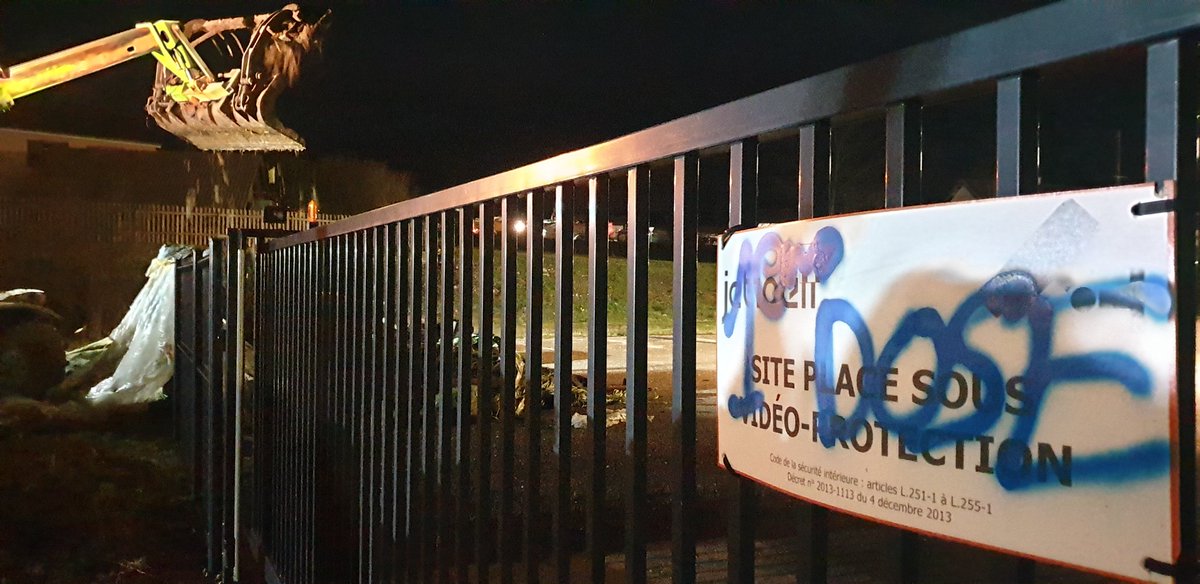 Action coup de poing ce soir des agris de #hautesaone contre le <a href="/groupe_lactalis/">Lactalis</a> de Loulans-Verchamp. Le leader mondial du lait refuse depuis des mois de négocier ac les éleveurs laitiers malgré des obligations légales, et paye le lait 15% en dessous de ses concurrents.