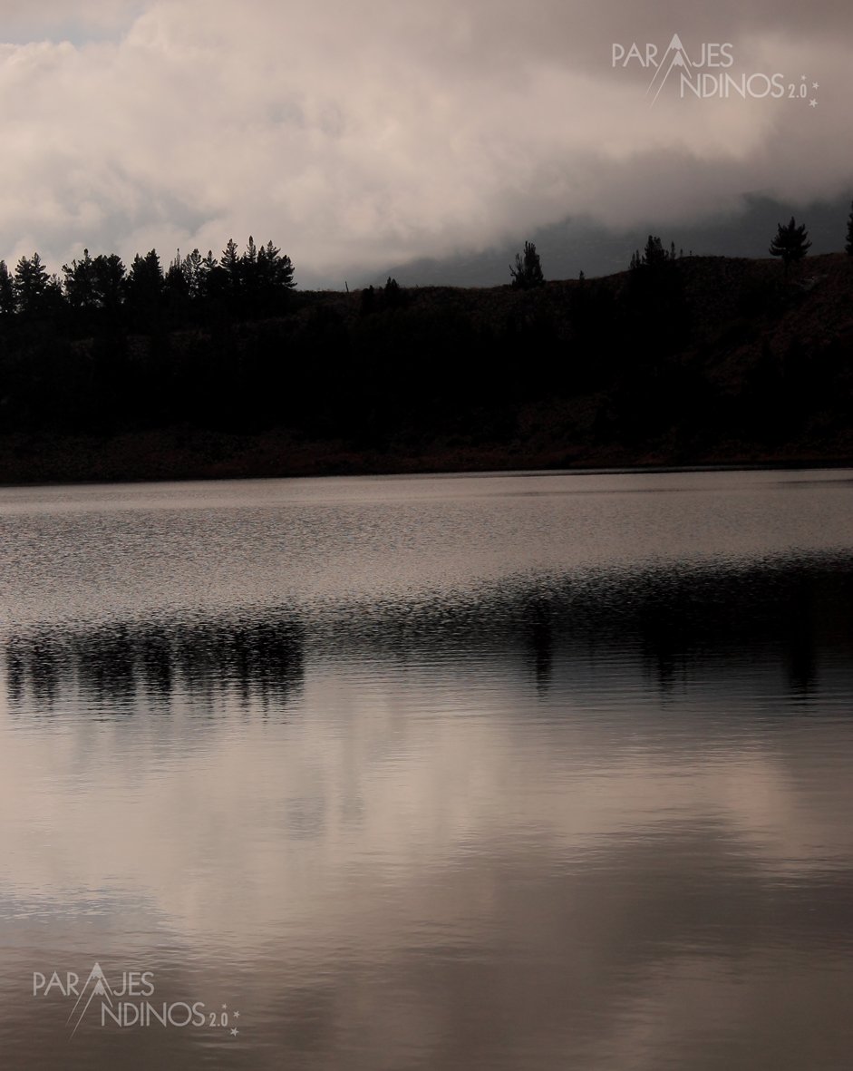 Antiguas leyendas forman parte de sus hermosos#paisajes Cristalinas y heladas aguas rodeadas de suspenso y misterio nos aguardan para disfrutar de uno de los espectáculos más maravillosos que nos regala la #naturaleza La neblina cubriendo totalmente la #laguna tras el atardecer.