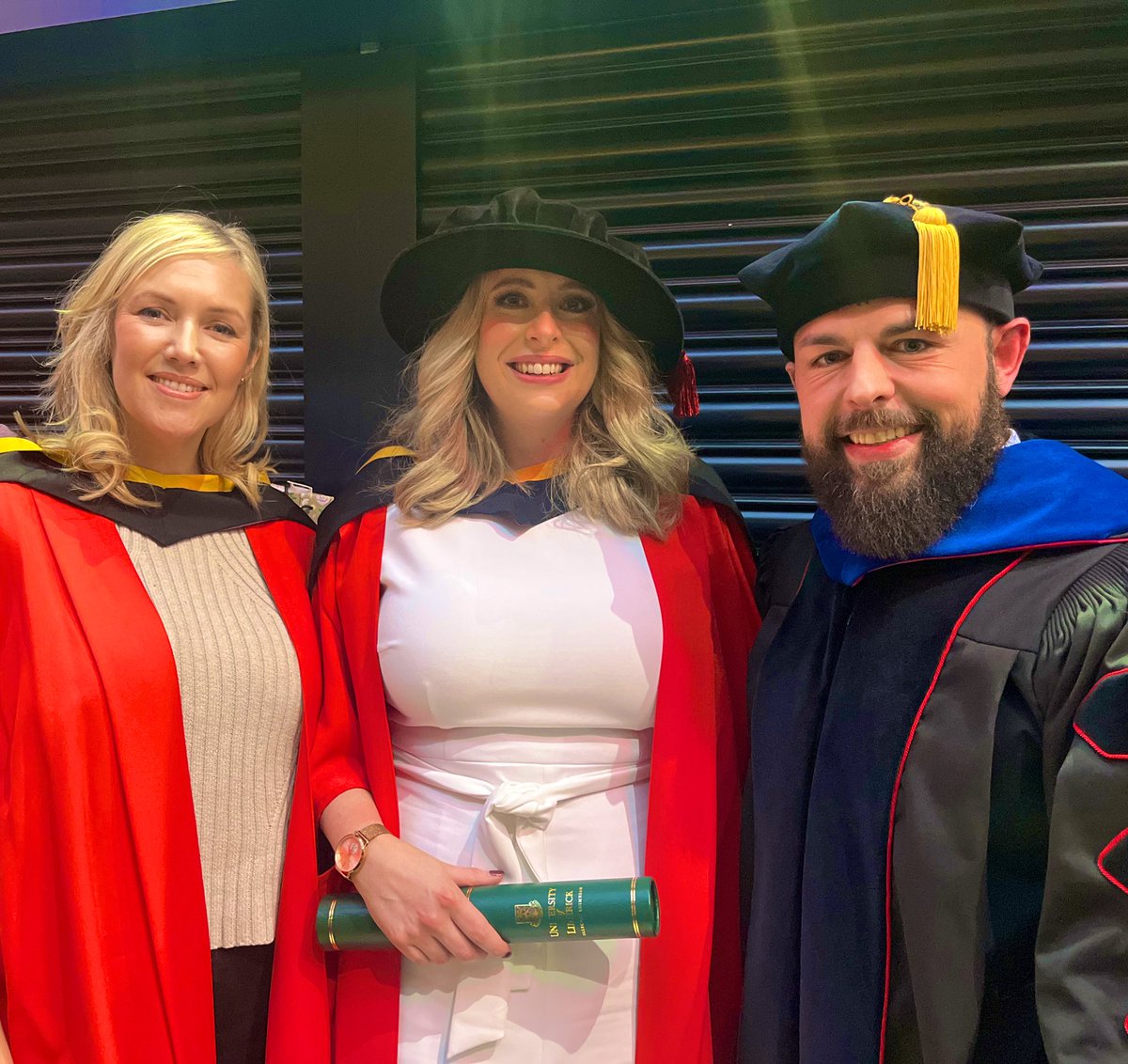 Fantastic to see @Eibhlin_W graduate today with her PhD ✨ Her thesis explored school suicide prevention & was supervised by @JennytalksPsych & @mph8 Eibhlin has taken up a role with the @NSRFIreland - we know she will do amazing things in the future. Huge congratulations 🍾🎊