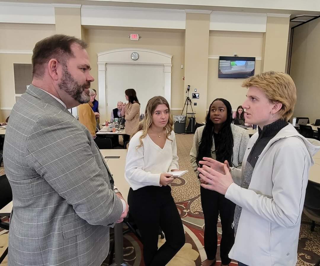 CF_CAPS's tweet image. Shout out to our Superintendent @aapattee and all our biz professionals who invested time into our @CF_CAPS and @CedarValleyCAPS associates during our #DesignSprint. 

Real world, real problems, real growth! #DurableSkills