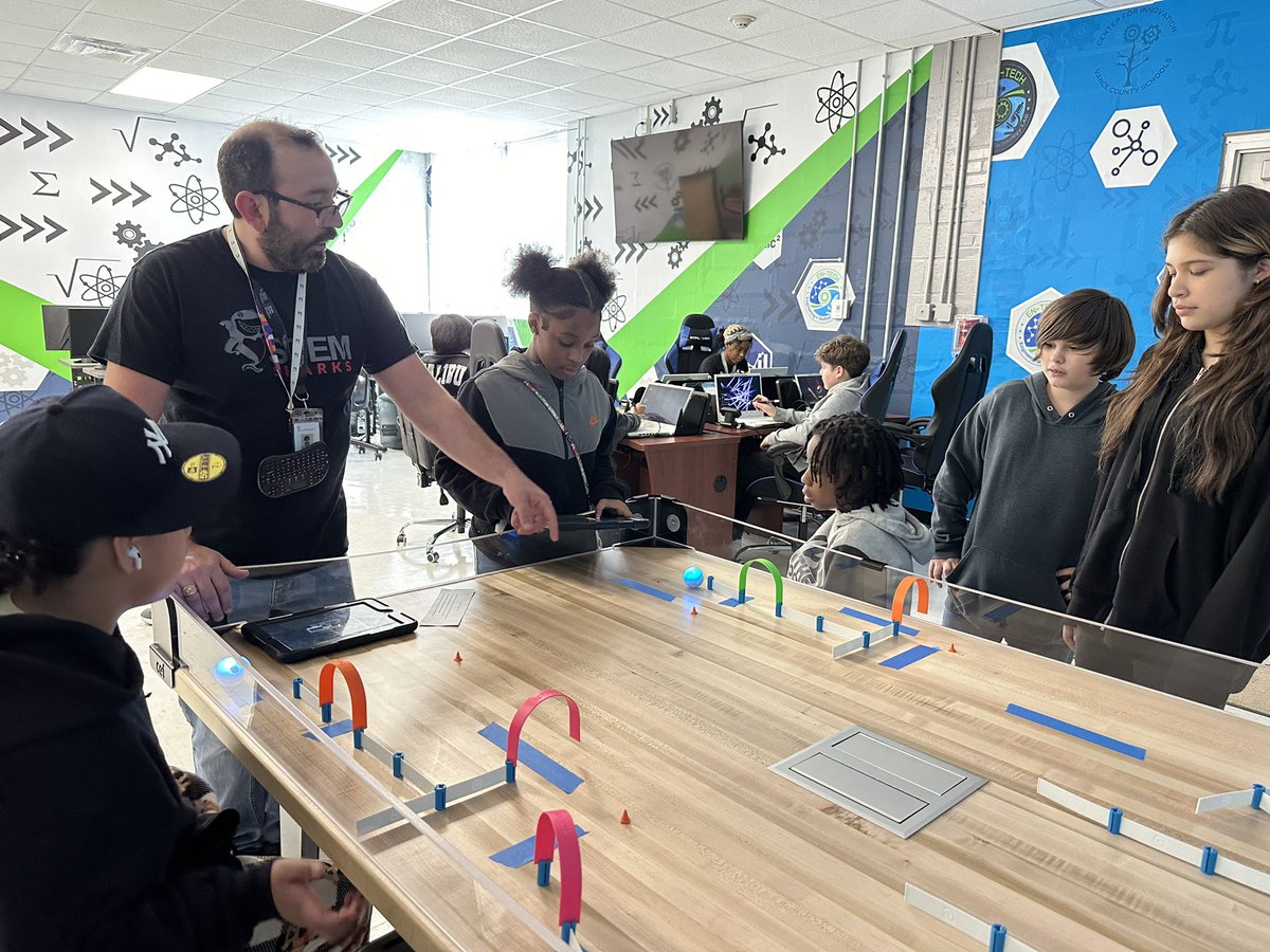 We love watching students engage in learning at a whole new level. @StemEarly visited our EnTech lab with Mr. Salinas. They were so excited and learned so much.