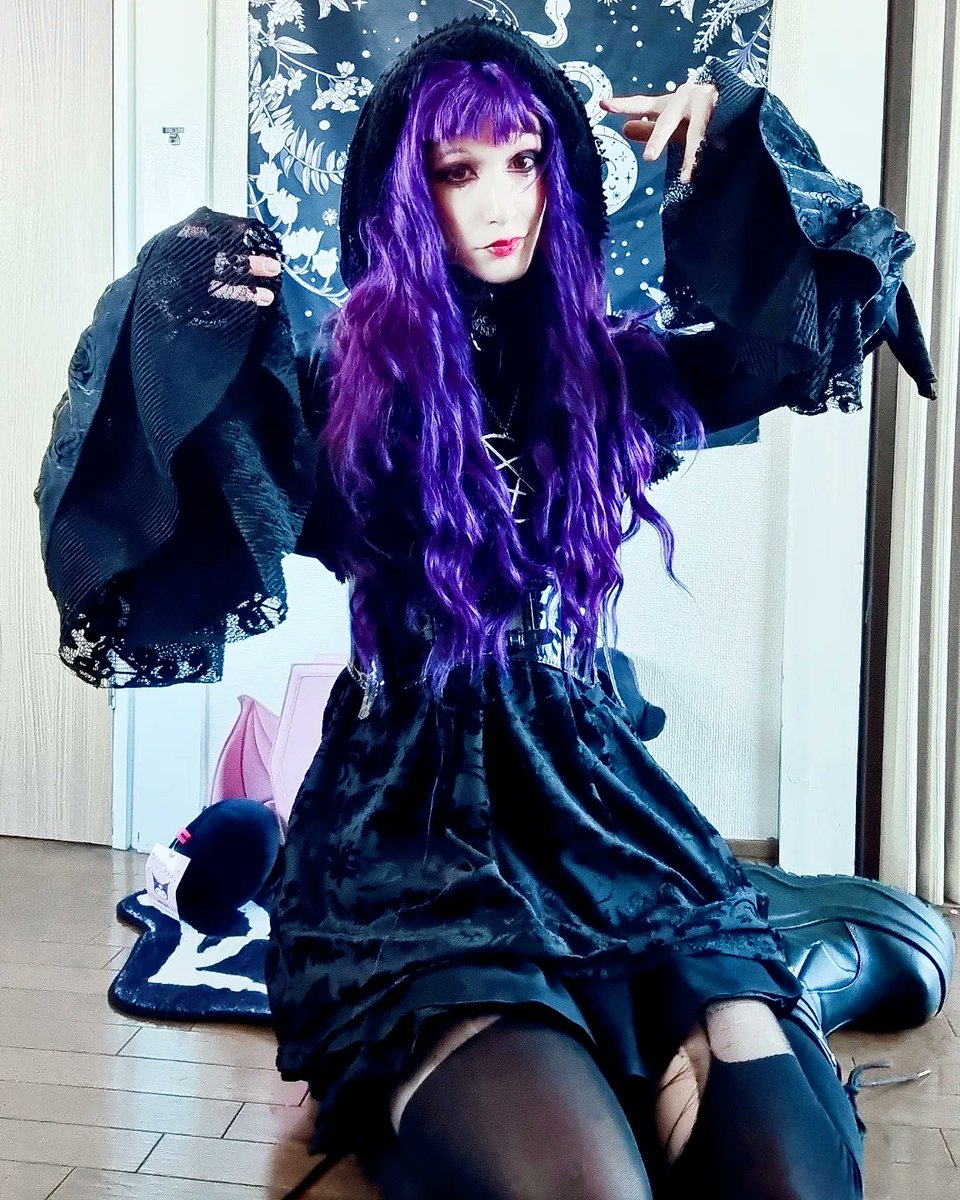 yurichan173's tweet image. Fav look of this winter🖤
Bolero @punkraveau 
Dress @ironfistclothng 
Tights EMP
Boots DEMONIA @BeserkClothing 

#ootd #witchy #nugoth #nugothgirl #goth #gothgirl #waifu #kawaiigoth #vampiregirl #vampiregoth #gothfashion #punkrave #demoniacult #platforms #gothboots